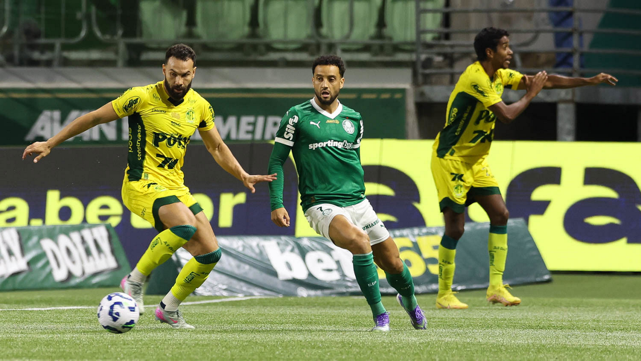 O jogador Felipe Anderson, da SE Palmeiras, disputa bola com o jogador do Mirassol FC, durante partida válida pela décima quarta rodada, do Campeonato Brasileiro, Série A, na arena Allianz Parque. (Foto: Cesar Greco/Palmeiras/by Canon)